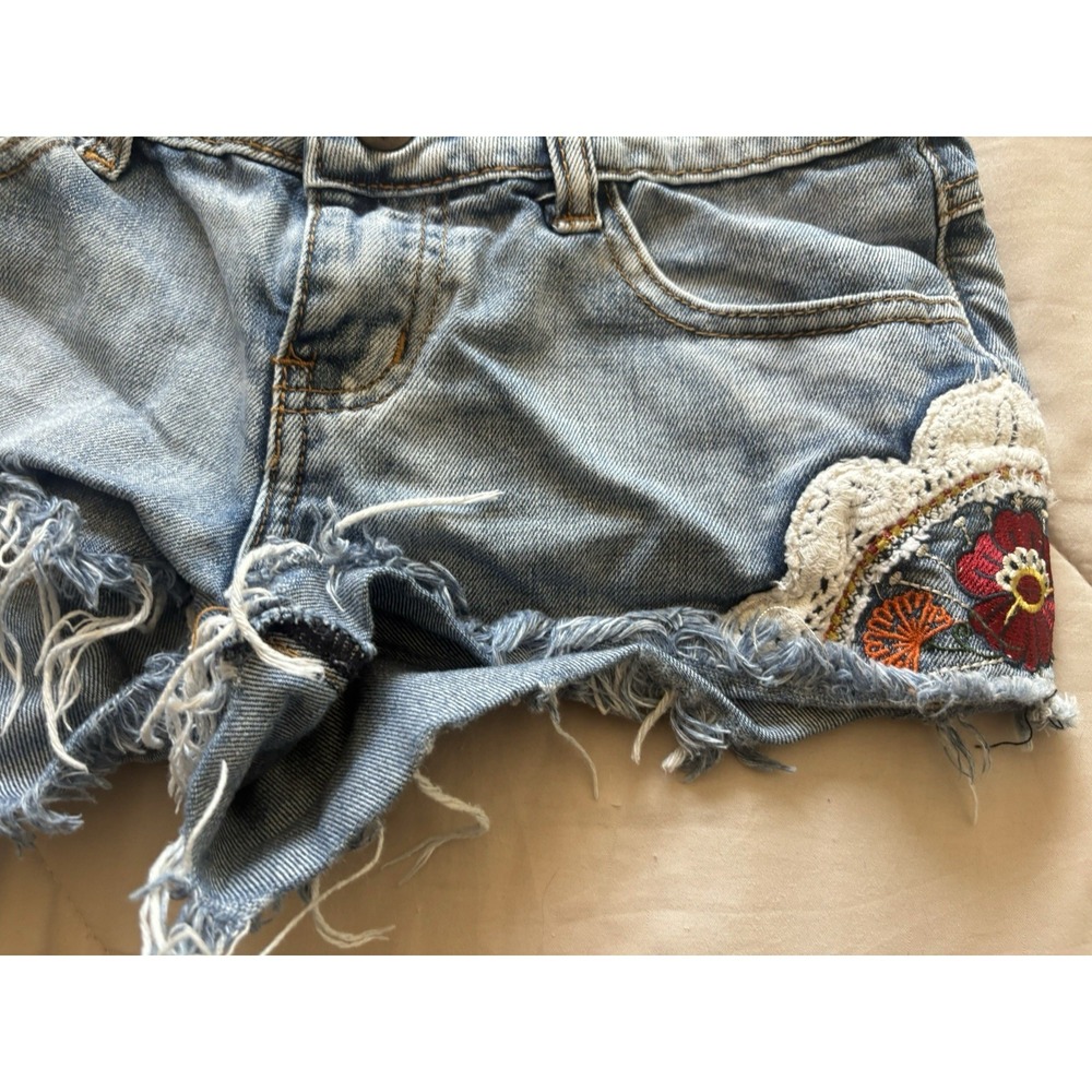 Others Follow Denim Cut Off Booty Floral Embroidered Crochet Shorts Size 25 - Picture 4 of 9
